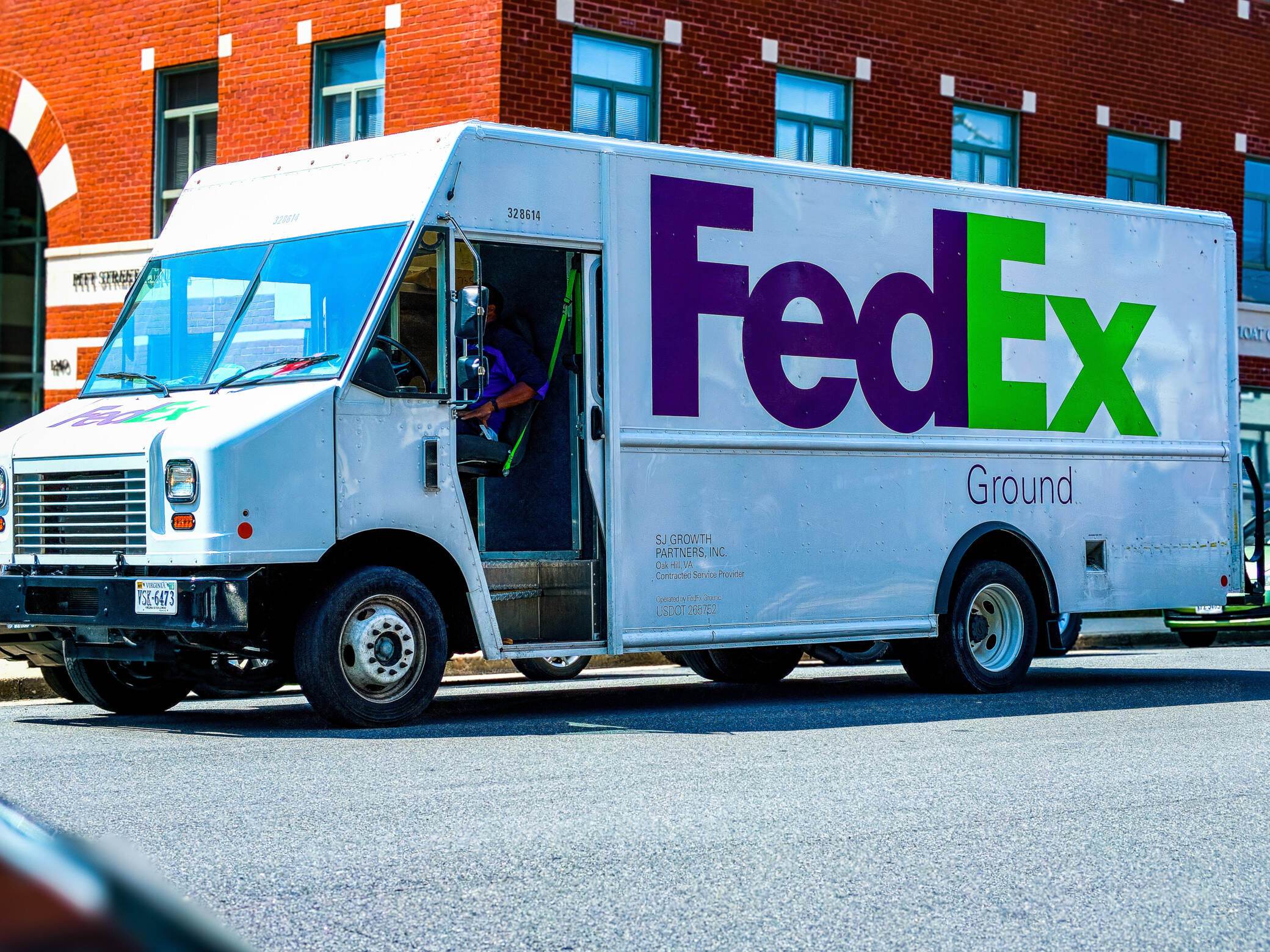 FedEx Routes and Amazon DSP Routes Bus